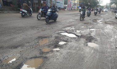 बारिश में बदहाल हुई सड़क   गुणवत्ता पर उठ रहे सवाल