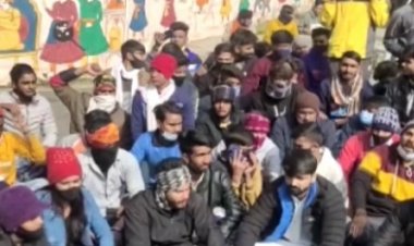 दो दर्जन से अधिक छात्र छात्राओं ने जिला कलक्टर निवास के बाहर धरना दिया
