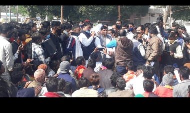 नागदा में तोड़े गए मकान व झुग्गी बस्ती के विरोध में कलेक्ट्रेट का किया घेराव, सौंपा ज्ञापन