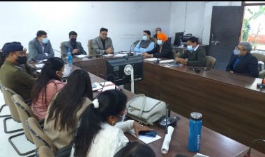 कलेक्टर श्री शुक्ला की अध्यक्षता में समय-सीमा संबंधी बैठक ,सीएम हेल्प लाइन में दर्ज लंबित शिकायतों का अभियान चला कर जल्द निराकरण किया जाए- कलेक्टर श्री शुक्ला