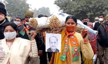 शिवाजी मंडल के कार्यकर्ताओं ने पुलिस थाना एनइबी के सामने विरोध प्रदर्शन किया