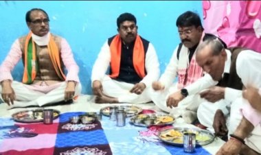 मुख्यमंत्री श्री चौहान ने श्रमिक कंवरलाल के घर किया भोजन