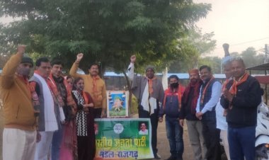 एडवोकेट राहुल दीक्षित के नेतृत्व में नेताजी सुभाषचंद्र बोस के चित्र पर माल्यार्पण किया