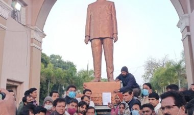 कांग्रेसजनों ने गरीबों के साथ स्व. महाराज तुकोजीराव पवार की प्रतिमा को विधायक को सद्बुद्धि के लिए अर्पित किया ज्ञापन
