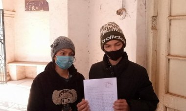 कैंसर पीड़ित माँ के इलाज के लिए आर्थिक सहायता के लिए जनसुनवाई में पहुंची दो बेटियां।