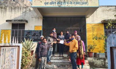 पुरानी पेंशन स्कीम बहाली की मांग को लेकर सरपंच को सौंपा ज्ञापन