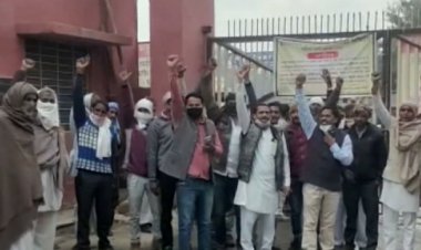 प्याज का भुंगतान काफी समय से नहीं मिलने पर किसानों ने मंडी गेट पर प्रदर्शन किया