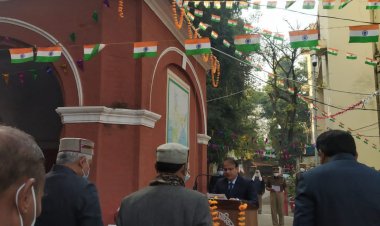 73वें गणतंत्र दिवस के अवसर पर दीवानी न्यायालय के प्रांगण में जनपद न्यायाधीश द्वारा किया गया ध्वजारोहण।