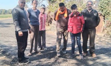 वार्ड क्रमांक 16 की पार्षद श्रीमती सावीत्री मोहनलाल शर्मा ने  घटीया सडक निर्माण की शिकायत जिला कलेक्टर  से की ::-