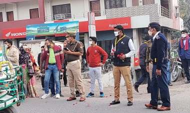यूनिक फाउंडेशन द्वारा कोरोना से बचाव और यातायात के नियम से आम जनता को किया जागरूक।