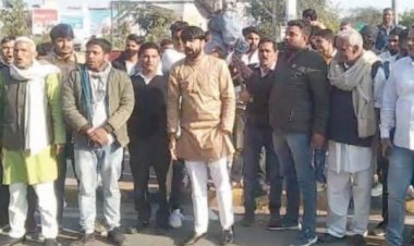 जिला प्रमुख के अपमान मामले को लेकर जाट युवाओं ने कलेक्टर का पुतला दहन किया