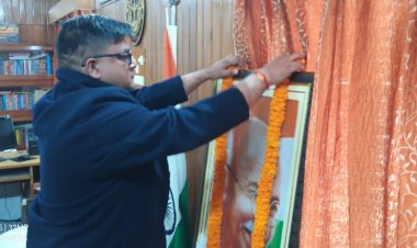 स्वतंत्रता संग्राम में शहीदो की स्मृति में जनपद के सभी कार्यालयों में रखा गया 2 मिनट मौनधारण।