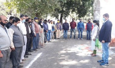 कलेक्ट्रेट देवास में दो मिनिट का मौन धारण कर शहीदों को दी श्रद्धांजलि
