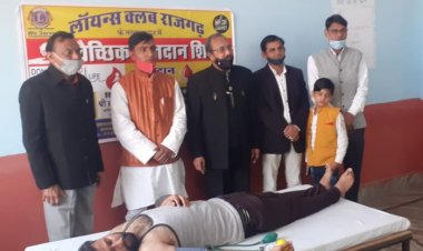 उमाशंकर शर्मा उर्फ गुड्डू महाराज ठिकाना गंगा बाग ने फीता काटकर शिविर का उद्घाटन किया