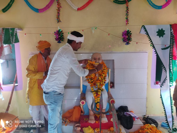 चौरासी विधानसभा क्षेत्र के ससलई गांव में गुरु गोविंद महाराज की मूर्ति का अनावरण।
