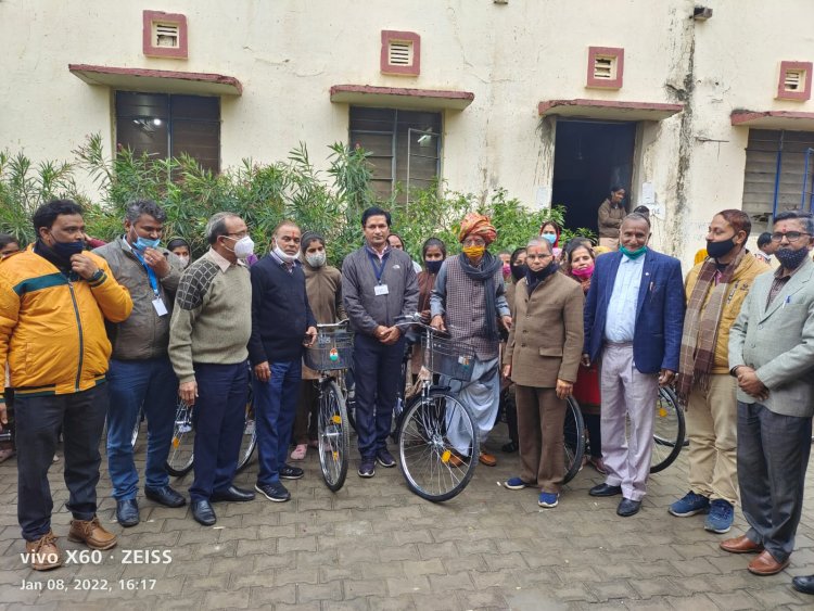 विधायक जोहरी लाल मीणा ने छात्राओं को सरकार की तरफ से नि:शुल्क साईकिल वितरण की