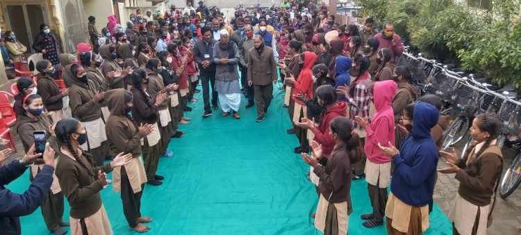 विधायक जोहरी लाल मीणा ने छात्राओं को सरकार की तरफ से नि:शुल्क साईकिल वितरण की