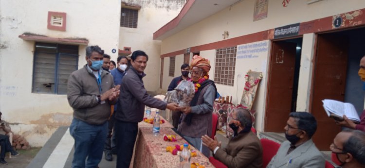 विधायक जोहरी लाल मीणा ने छात्राओं को सरकार की तरफ से नि:शुल्क साईकिल वितरण की