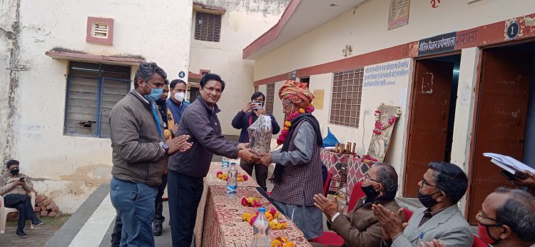 विधायक जोहरी लाल मीणा ने छात्राओं को सरकार की तरफ से नि:शुल्क साईकिल वितरण की