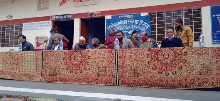 विधायक जोहरी लाल मीणा ने छात्राओं को सरकार की तरफ से नि:शुल्क साईकिल वितरण की