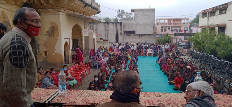 विधायक जोहरी लाल मीणा ने छात्राओं को सरकार की तरफ से नि:शुल्क साईकिल वितरण की