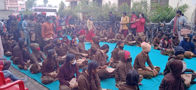 विधायक जोहरी लाल मीणा ने छात्राओं को सरकार की तरफ से नि:शुल्क साईकिल वितरण की