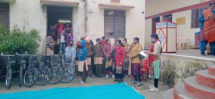 विधायक जोहरी लाल मीणा ने छात्राओं को सरकार की तरफ से नि:शुल्क साईकिल वितरण की