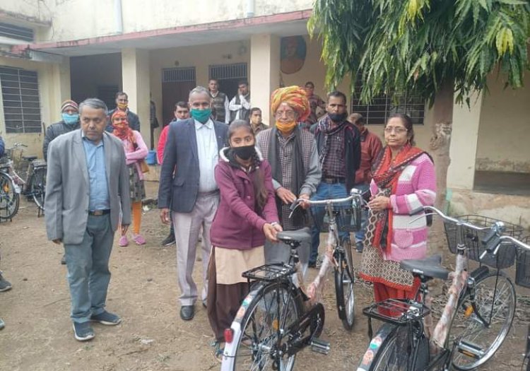 विधायक जोहरी लाल मीणा ने छात्राओं को सरकार की तरफ से नि:शुल्क साईकिल वितरण की