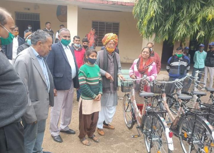 विधायक जोहरी लाल मीणा ने छात्राओं को सरकार की तरफ से नि:शुल्क साईकिल वितरण की