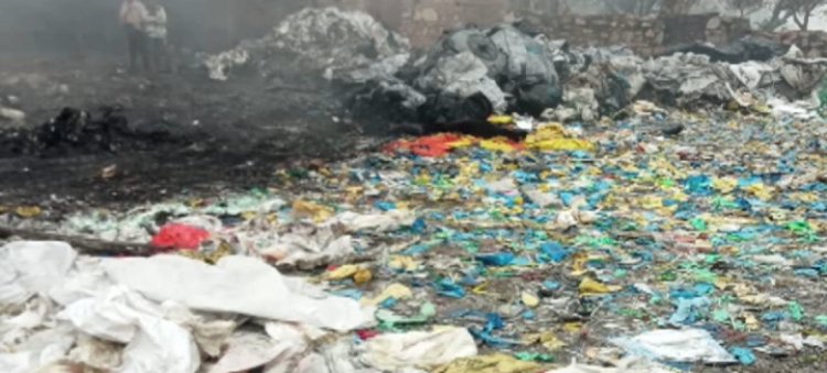 कबाड़ के गोदाम में लगी भीषण आग से गोदाम में रखा सारा सामान राख वहां सो रहे दो युवक झुलस गए