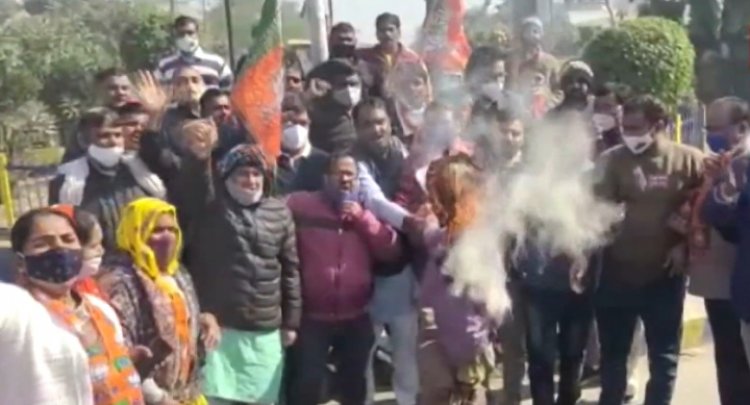 भाजपा कार्यकर्ताओं ने जिला पुलिस प्रशासन के खिलाफ नारे लगाकर विरोध प्रदर्शन किया