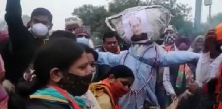 शिवाजी मंडल के कार्यकर्ताओं ने पुलिस थाना एनइबी के सामने विरोध प्रदर्शन किया