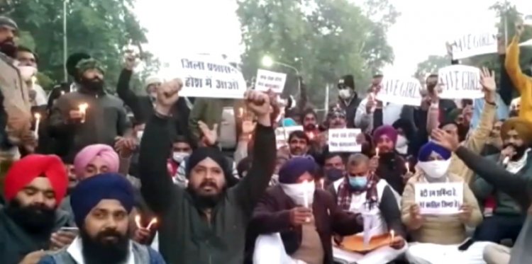 सर्व समाज संघर्ष समिति के लोगों ने हाथों में जली हुई कैंडल लेकर मार्च शुरू किया