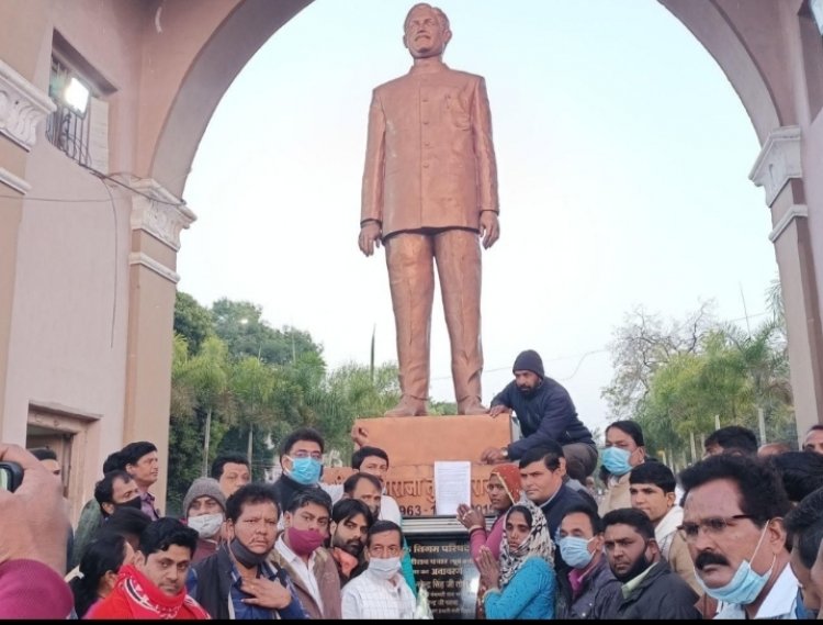 कांग्रेसजनों ने गरीबों के साथ स्व. महाराज तुकोजीराव पवार की प्रतिमा को विधायक को सद्बुद्धि के लिए अर्पित किया ज्ञापन