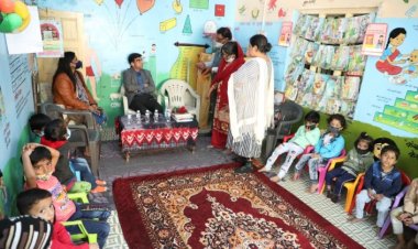 कलेक्टर श्री शुक्ला ने देवास शहर के आनंद नगर आंगनवाडी केन्द्र का किया निरीक्षण