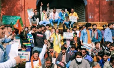 मुख्यालय पर अध्यक्ष तरुण जैन के नेतृत्व में जिला कलक्टर को मुख्यमंत्री के नाम ज्ञापन सौंपा