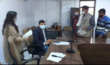 देवास जिले में जनसुनवाई में आवेदकों ने बताई अपनी समस्याएं।