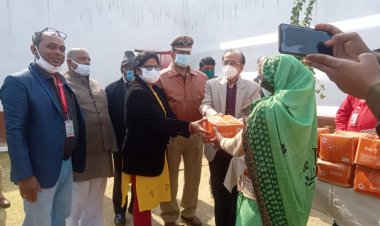 जिलाधिकारी के आदेश पर मुख्य चिकित्सा अधिकारी, जेल अधीक्षक एवं रेड क्रॉस के पदाधिकारियों द्वारा महिला कैदियों को उपलब्ध कराया गया हाइजीन किट।