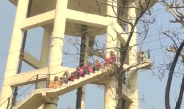 10 बी क्षेत्र में पानी की समस्या को लेकर महिलाएं पानी की टंकी पर चढ़ गई
