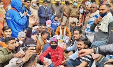 प्रदेश कोषाध्यक्ष दिनेश भार्गव के नेतृत्व में कलेक्ट्रेट के बाहर विरोध प्रदर्शन किया