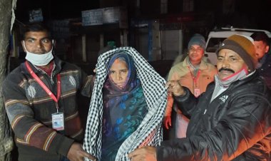 आपदाकाल तथा ओलावृष्टि व ठंड से बचाव हेतु रात्रि भ्रमण पर निकली रेड क्रॉस की टीम व इंडियन रेड क्रॉस सोसाइटी सुल्तानपुर द्वारा रात्रि भ्रमण कर जरूरतमंदों को दिए कंबल व लोई।