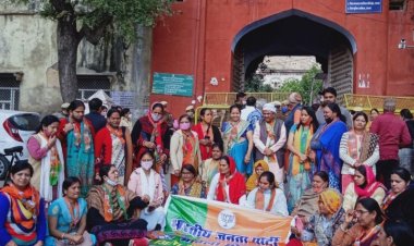 भाजपा युवा मोर्चा के कार्यकर्ताओं पर लाठीचार्ज के विरोध में कलक्ट्रेट पर प्रदर्शन किया