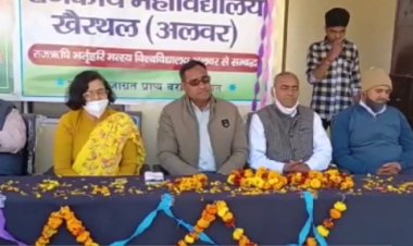 प्राचार्य द्वारा माँ सरस्वती पर माल्यार्पण व दीप प्रज्वलित कर कार्यक्रम का शुभारंभ किया