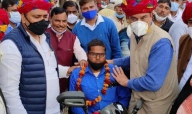 इंदिरा गांधी स्टेडियम में 85 दिव्यांगजनों को पुष्पहार पहनाकर स्कूटी की चाबी सौंपी