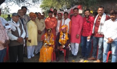 ग्राम मेंढकीधाकड़ में नर्मदा पुराण कथा की पूर्णाहुति पर किया कन्यादान
