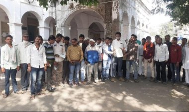 कृषि कार्य के लिए किसानों को दिया जाए पारस डेम का पानी, कई ग्रामों के किसान पहुंचे कलेक्ट्रेट