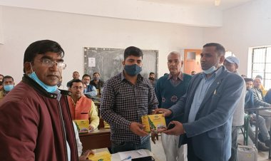 विधान सभा सामान्य निर्वाचन-2022 को सकुशल व निष्पक्ष रूप से सम्पन्न कराये जाने हेतु चल रहे प्रशिक्षण में आयुष विभाग द्वारा ट्रेनर, सेक्टर मजिस्ट्रेट/जोनल मजिस्ट्रेट तथा अन्य कर्मियों को आयु रक्षा किट का किया जा रहा है वितरण।