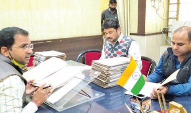 पार्षद नरेन्द्र मीणा और दो ठेकदारों को 5.15 लाख रुपए की रिश्वत लेते गिरफ्तार किया