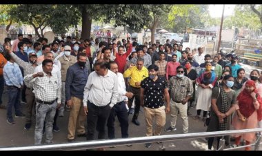 निलंबन पटवारी चौबे को बहाल किए जाने की मांग को लेकर पटवारी पहुंचे कलेक्ट्रेट, सौंपा ज्ञापन