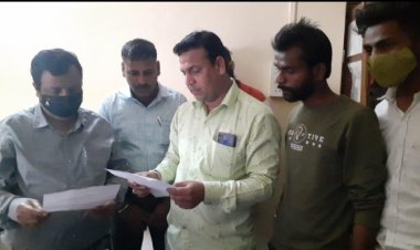 किताबों में हो रही कालाबाजारी एवं कमिशनखोरी को समाप्त किए जाने को लेकर सौंपा ज्ञापन